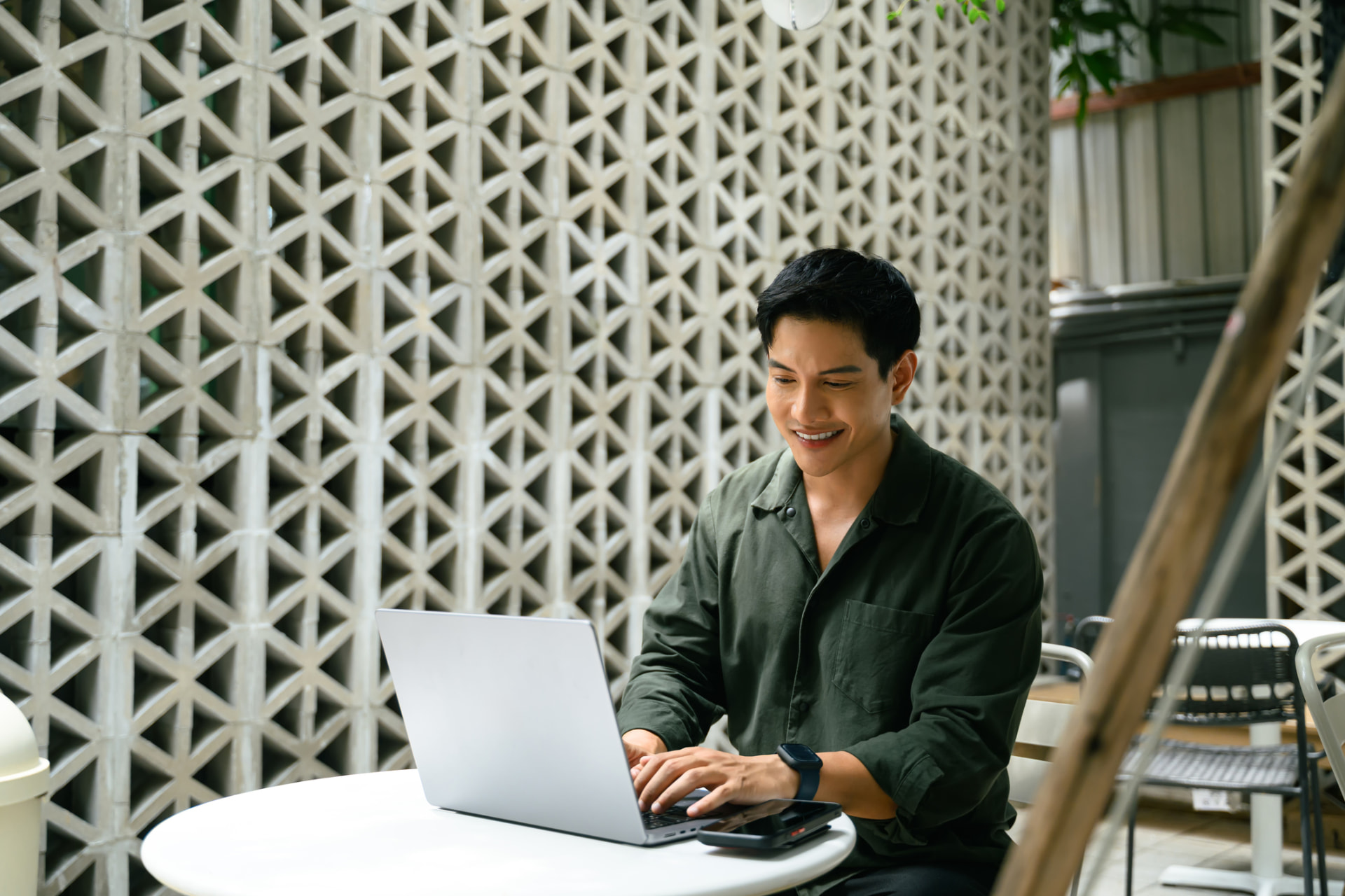 A candidate meeting a recruitment consultant in Singapore